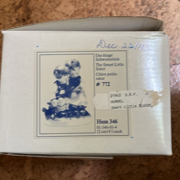 Authentic Hummel figurine “the smart little sister” - Picture 10 of 12